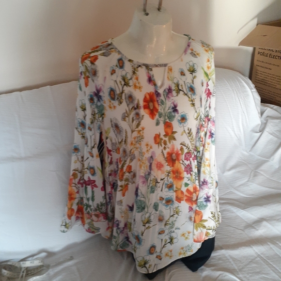 Charlie B New Beautiful Flowy Flower Blouse Tunic - Picture 15 of 16